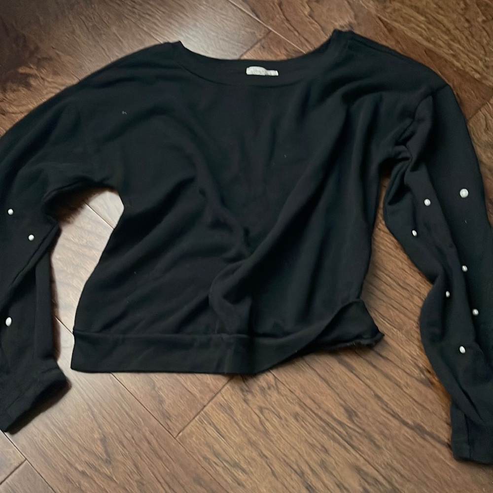 UltraFlirt | women’s black sweater with pearls on the ballon sleeves
